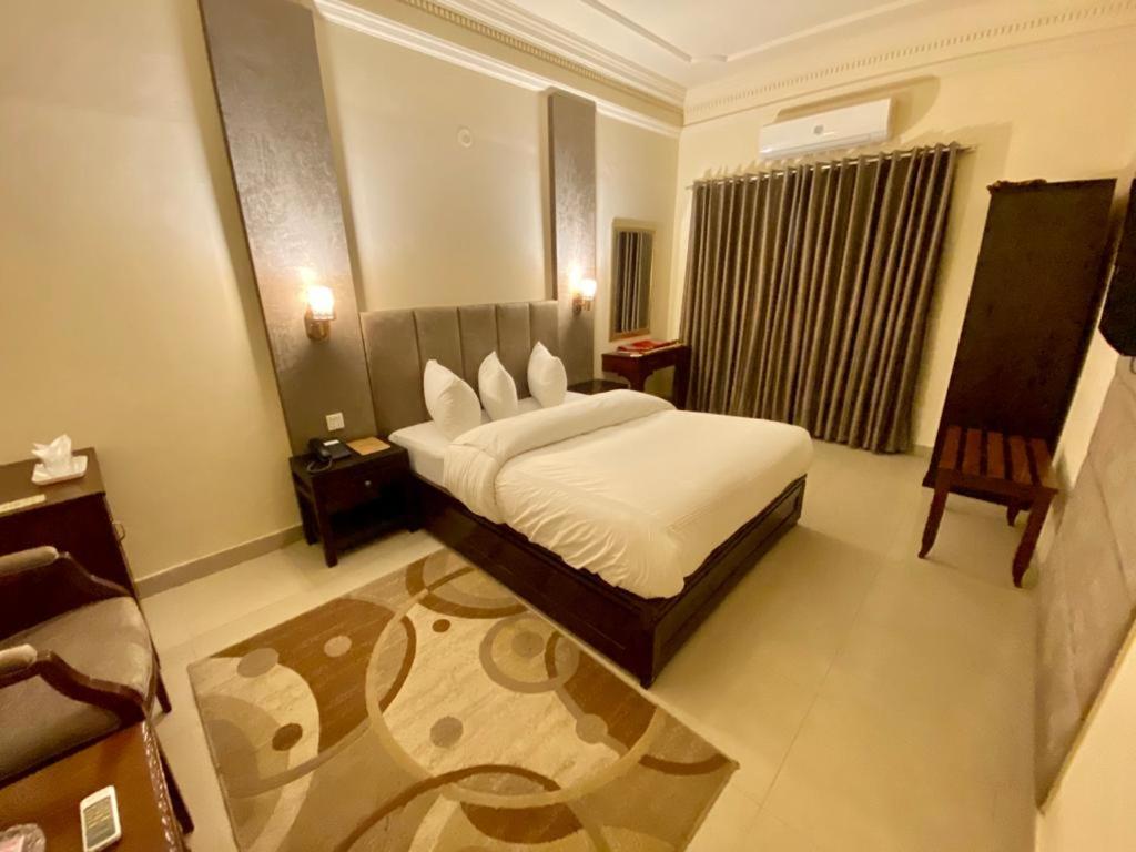 Shelton Rezidor Hotel Kumrat Road